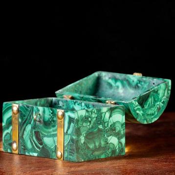 Une fascinante boîte à bijoux en mosaïque de malachite