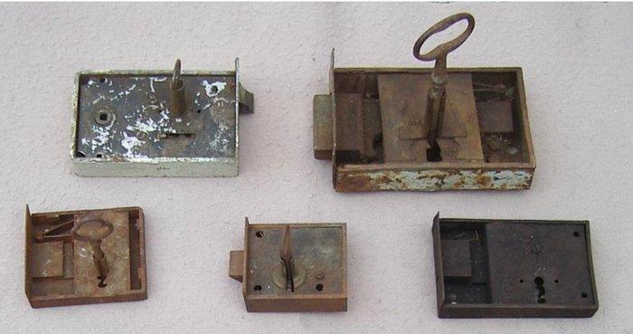 Collection of 11 Old various Locks+Keys - Sleutel, Antiek en Kunst, Antiek | Speelgoed