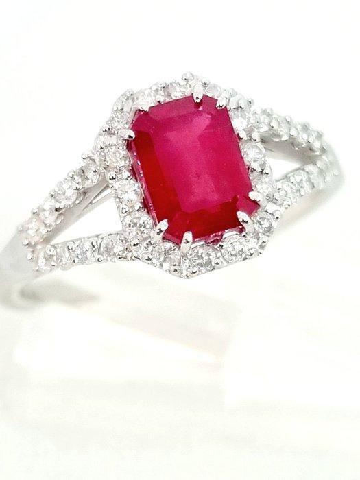 Ring - 18 karaat Witgoud Robijn - Diamant, Handtassen en Accessoires, Ringen