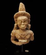Oud-Khmer Buste van Apsara in zandsteen gemonteerd op een