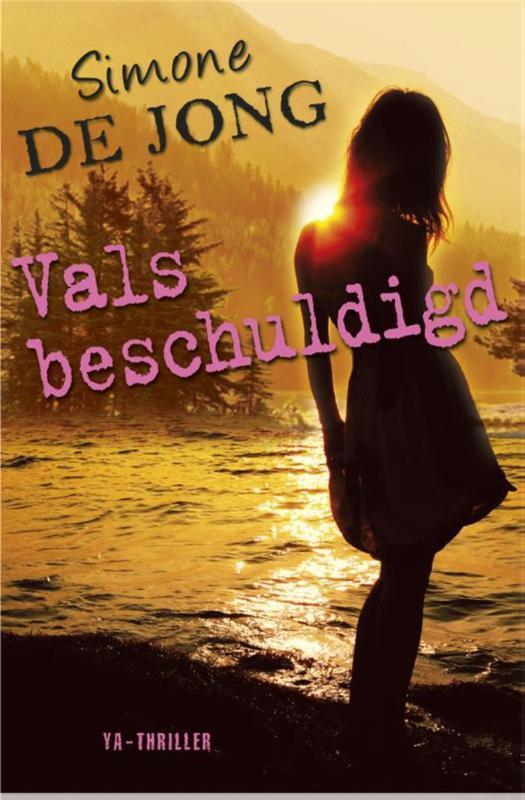 Vals beschuldigd 9789049925734 Simone de Jong, Boeken, Kinderboeken | Jeugd | 13 jaar en ouder, Zo goed als nieuw, Verzenden