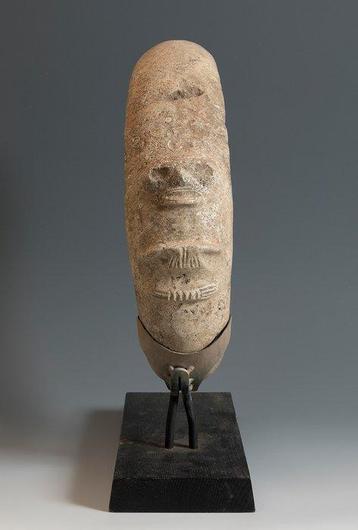 Taíno Steen Belangrijk en groot figuratief juk. 33 cm hoog.