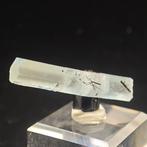 28,75 ct de rareté, aquamarine avec des tourmalines noires.