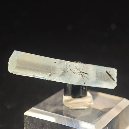 28,75 ct de rareté, aquamarine avec des tourmalines noires., Verzamelen, Mineralen en Fossielen