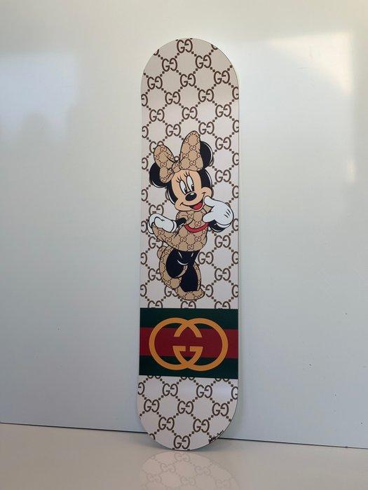 Rob VanMore - Skating by Gucci x Minnie, Antiquités & Art, Art | Objets design