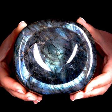Holletje in natuurlijke labradoriet – iriserende reflecties, Verzamelen