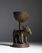 Ceremoniële beker op support dierfiguur, gemaakt van brons