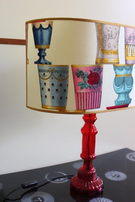 Lamp - Met lampenkap van Fornasetti-stof - glas, stof,, Antiek en Kunst, Antiek | Meubels | Stoelen en Sofa's