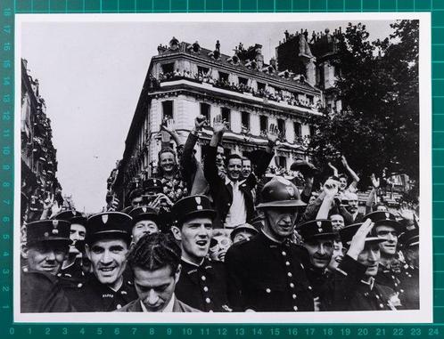 Robert Capa - MAGNUM - Paris liberation, Antiek en Kunst, Kunst | Schilderijen | Modern