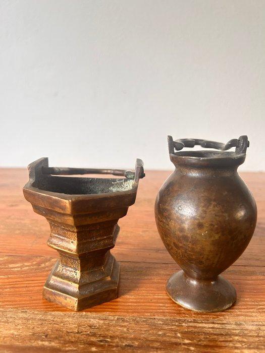 Wijwatervat (2) - 1850-1900 - Twee Antieke wijwatervaten, Antiek en Kunst, Kunst | Niet-Westerse kunst