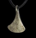 Viking periode Een zilveren amulet uit de Vikingtijd in de