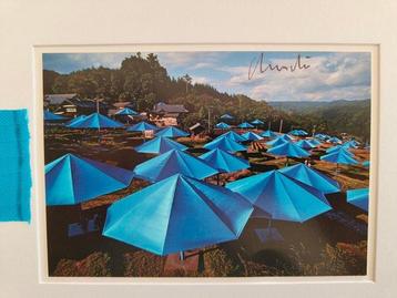 Christo - Handgetekende kunstkaart met stukje stof - The, Antiek en Kunst, Kunst | Tekeningen en Fotografie