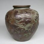 Vase - Bronze, Vase en bronze avec un dragon émergeant des, Antiek en Kunst