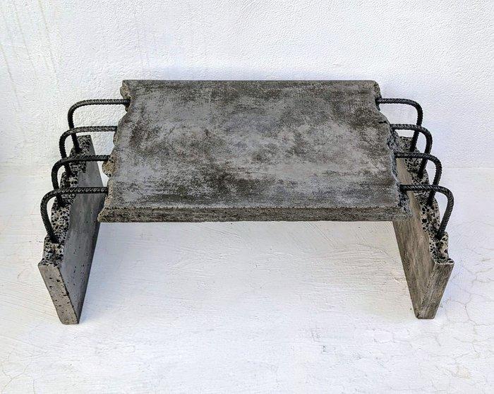 Wallavibe - D.B - Table basse - Mesa U - Style brutaliste -, Antiquités & Art, Art | Objets design