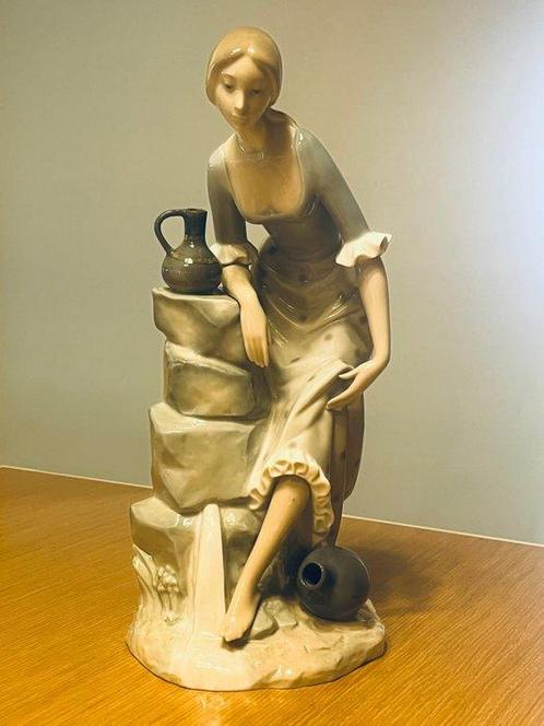 Nao by Lladró - sculptuur, Doncella en el Manantial - 33.5, Antiek en Kunst, Antiek | Glaswerk en Kristal