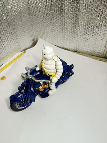 Bibendum (3) - Michelin-mannen rijdt auto