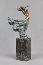 sculptuur, Milo - Woman in the Wind - 2,6 kg - 32 cm -