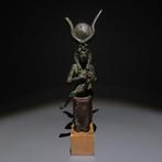 Oud-Egyptisch Brons Isis die de figuur van Harpocrates