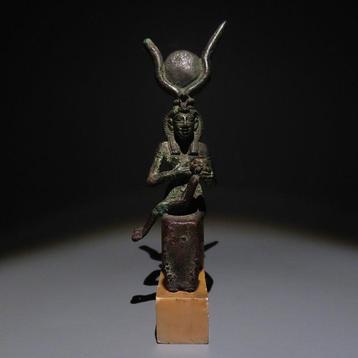 Oud-Egyptisch Brons Isis die de figuur van Harpocrates