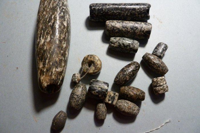 Gneisparels met de hand gevormd (Zonder Minimumprijs), Antiek en Kunst, Kunst | Niet-Westerse kunst