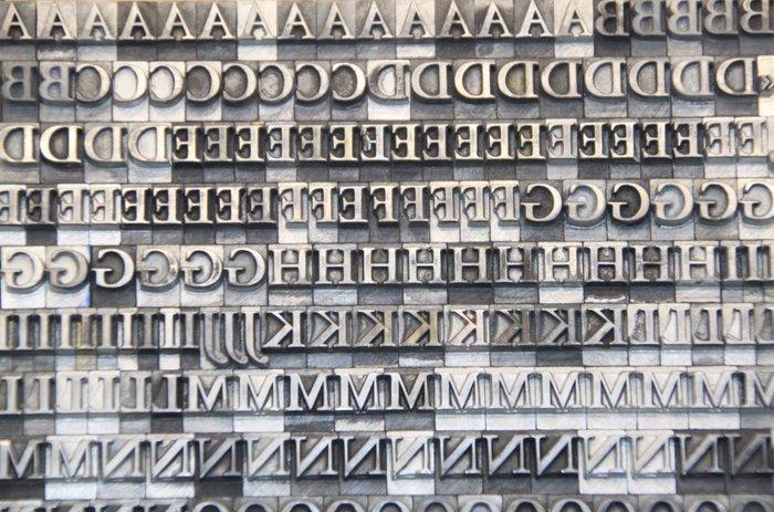 Drukblokken - een letterbak gevuld met een volledig alfabet, Antiek en Kunst, Antiek | Wandborden en Tegels