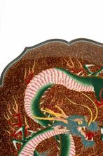 Schotel - A lobed cloisonné dish depicting a Ry dragon on a, Antiek en Kunst