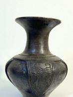 Vase sur pied à décor alterné de cartouches triangulaires à, Antiquités & Art