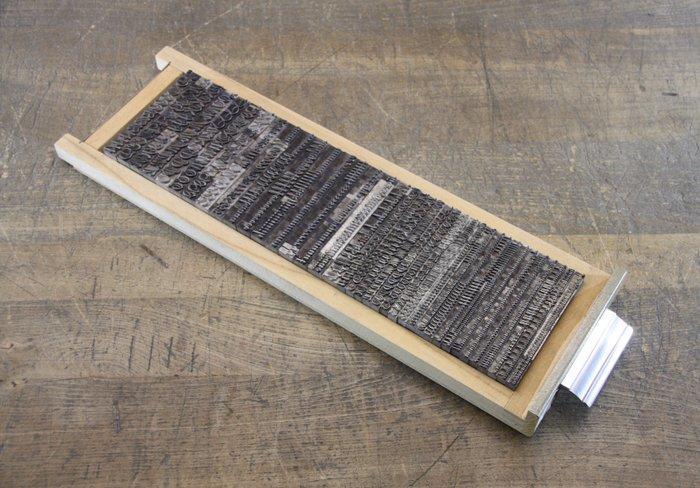 Drukblokken - een letterbak gevuld met 2 alfabetten 20 punt, Antiek en Kunst, Antiek | Wandborden en Tegels