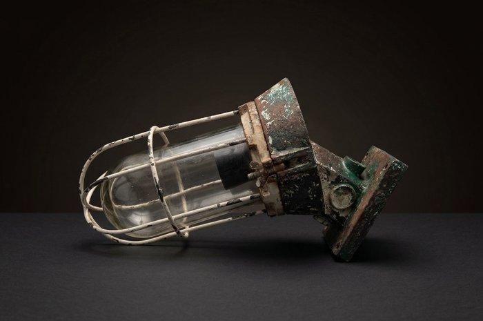 Industriële apparatuur - bulkhead lamp - Nederland -, Antiquités & Art, Antiquités | Assiettes décoratives & Carrelages