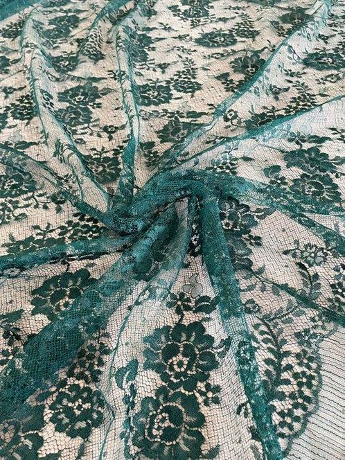 Elegante Pizzo Chantilly Verde Smeraldo by Marco Lagattolla, Antiek en Kunst, Antiek | Tapijten, Tafelkleden en Textiel