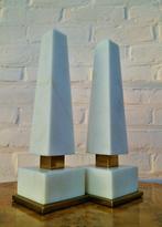 Decoratief ornament (2) - Twee geaderd marmeren obelisken