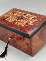 Sieradendoos - Hout (Thuya), hout, parelmoer, marqueterie,