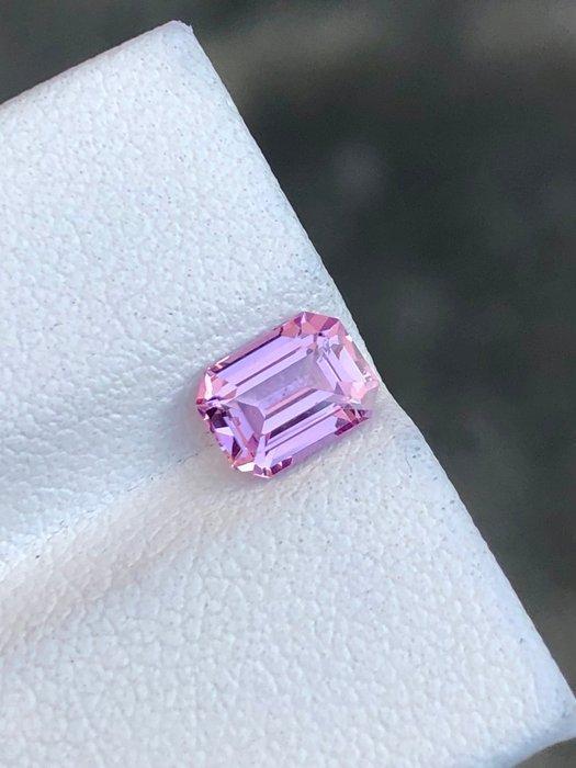 1 pcs Roze Saffier - 1.11 ct - nternational Colored Gemstone, Handtassen en Accessoires, Edelstenen
