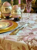 Roze magnoliapatroon tafelkleed voor grote tafels. -