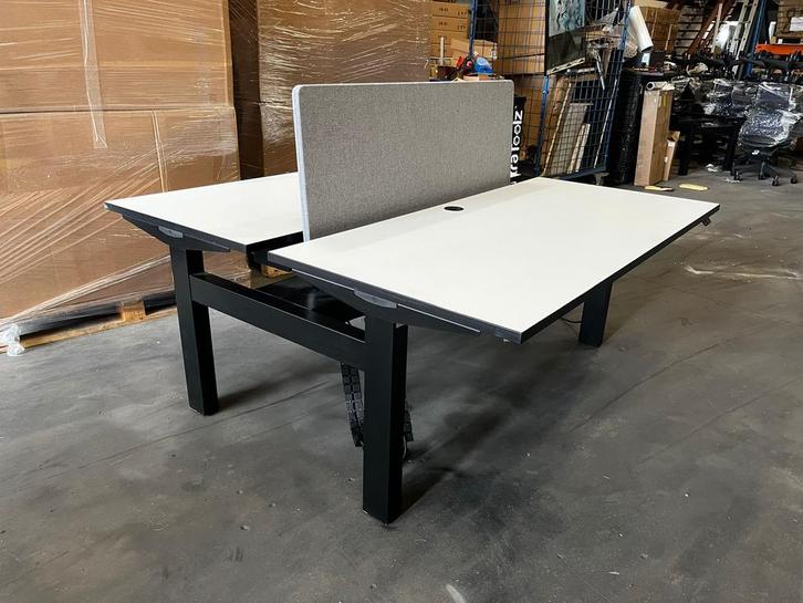 Herman Miller duo zit sta bureau, inclusief tussenscherm, Huis en Inrichting, Bureaus, Stabureau, Zo goed als nieuw, Elektrisch