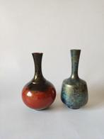 Vase, Un vase en bronze, bleu, rouge noir décoré (2) -, Antiek en Kunst