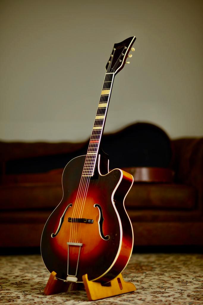 Hoyer Special Archtop Vintage Jazz 1953 | Cherry Sunburst, Musique & Instruments, Instruments à corde | Guitares | Acoustiques