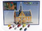Schaal N Kibri 37150 raadhuis Purmerend met set van 9 v..., Hobby en Vrije tijd, Ophalen of Verzenden, Zo goed als nieuw, Analoog