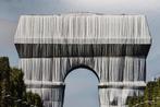 Christo (1935-2020) - LArc de Triomphe, Wrapped, by Day, Antiek en Kunst