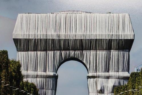 Christo (1935-2020) - LArc de Triomphe, Wrapped, by Day, Antiek en Kunst, Kunst | Designobjecten