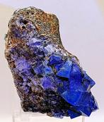 Prachtige groene kristalcluster bij daglicht met mooie