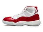 Air Jordan 11 Retro Cherry (2022) - Maat 44 EU, Kleding | Heren, Schoenen, Ophalen of Verzenden, Nieuw