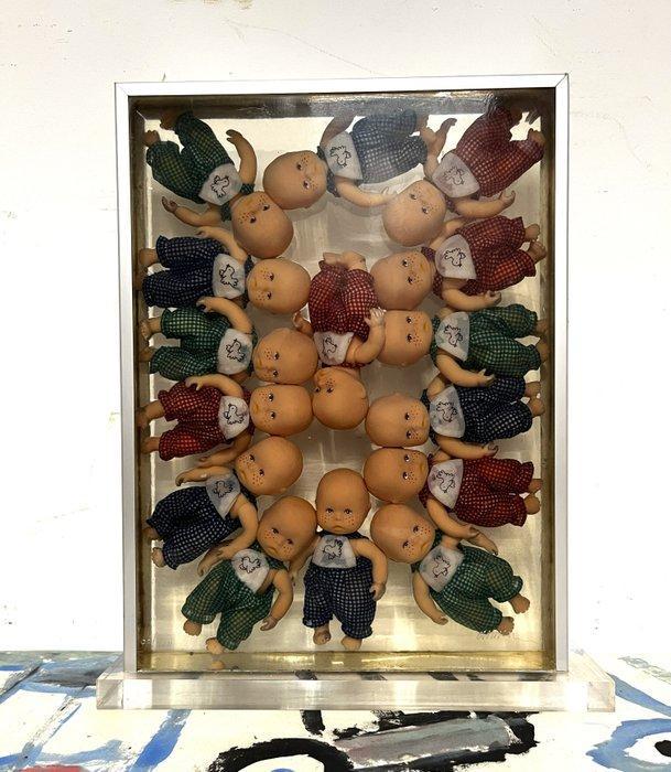 Fernandez Arman (1928-2005) - sculptuur, Bambole - 43 cm -, Antiek en Kunst, Antiek | Overige Antiek