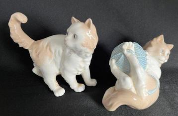 Nao by Lladró - Beeldje - Lopende kat en kat met bol wol (2), Antiek en Kunst