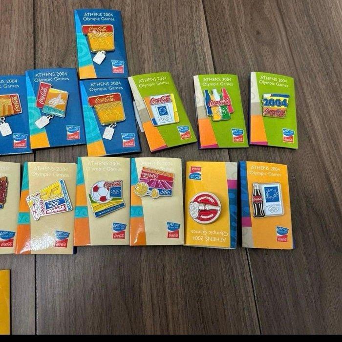 Draagspeld Coca-Cola Pin Badge Collection — Athens 2004, Verzamelen, Overige Verzamelen
