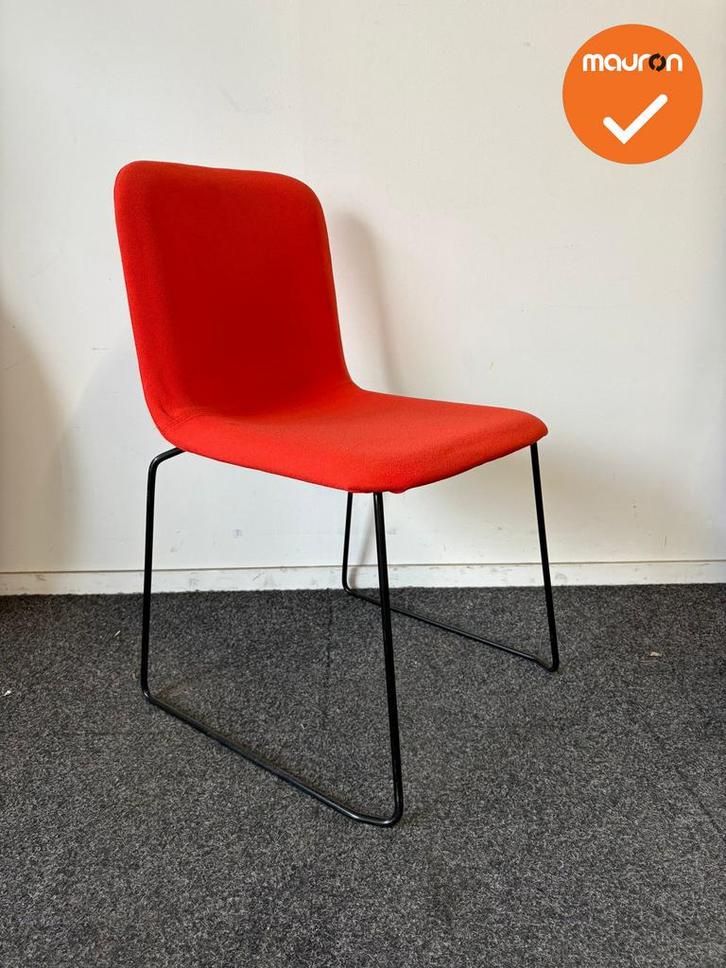 Lensvelt vergaderstoel - rode stoffering, Articles professionnels, Aménagement de Bureau & Magasin | Mobilier de bureau & Aménagement