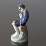 Royal Copenhagen - Beeldje - Shepherd boy whittling a, Antiek en Kunst, Antiek | Glaswerk en Kristal