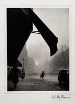 Willy Ronis (1910–2009) - Carrefour Sèvres-Babylone, 1948, Antiek en Kunst