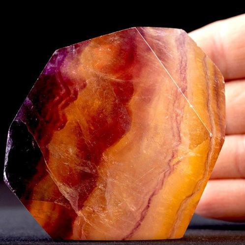 Fluorite arc-en-ciel polie en forme libre – avec des bandes, Verzamelen, Dierenverzamelingen