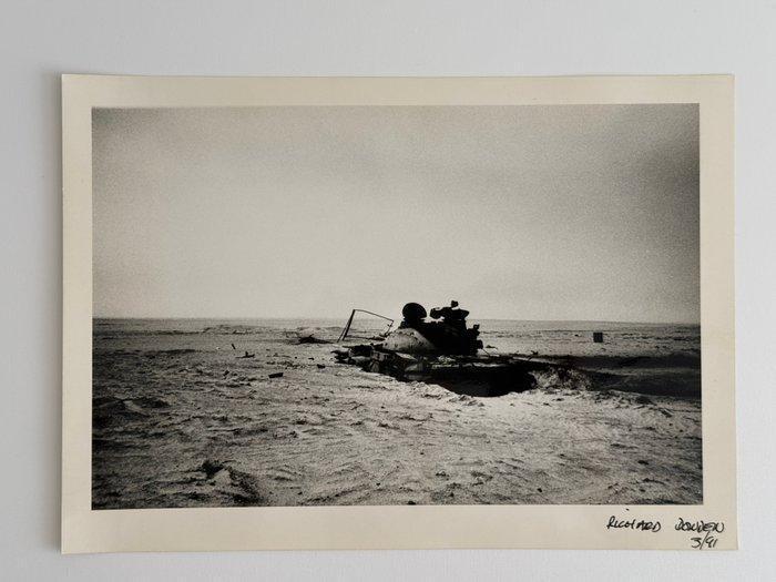 Richard Dowden - Destroyed Iraqi Tank, Desert War Scene,, Antiek en Kunst, Kunst | Designobjecten